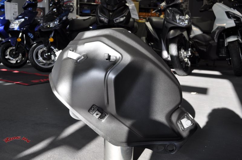 VOGE Originalersatzteil Bezintank 650DSX mit Lagerungsspuren